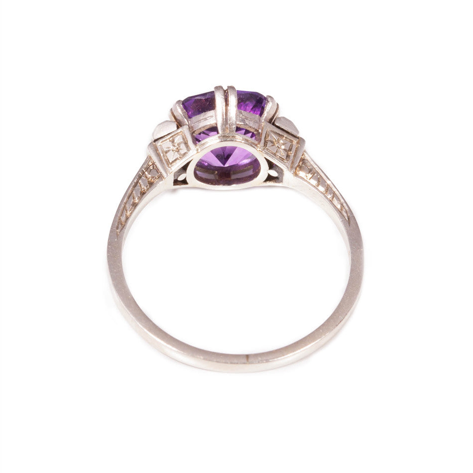 Vintage amethyst ring in 14ct white gold
