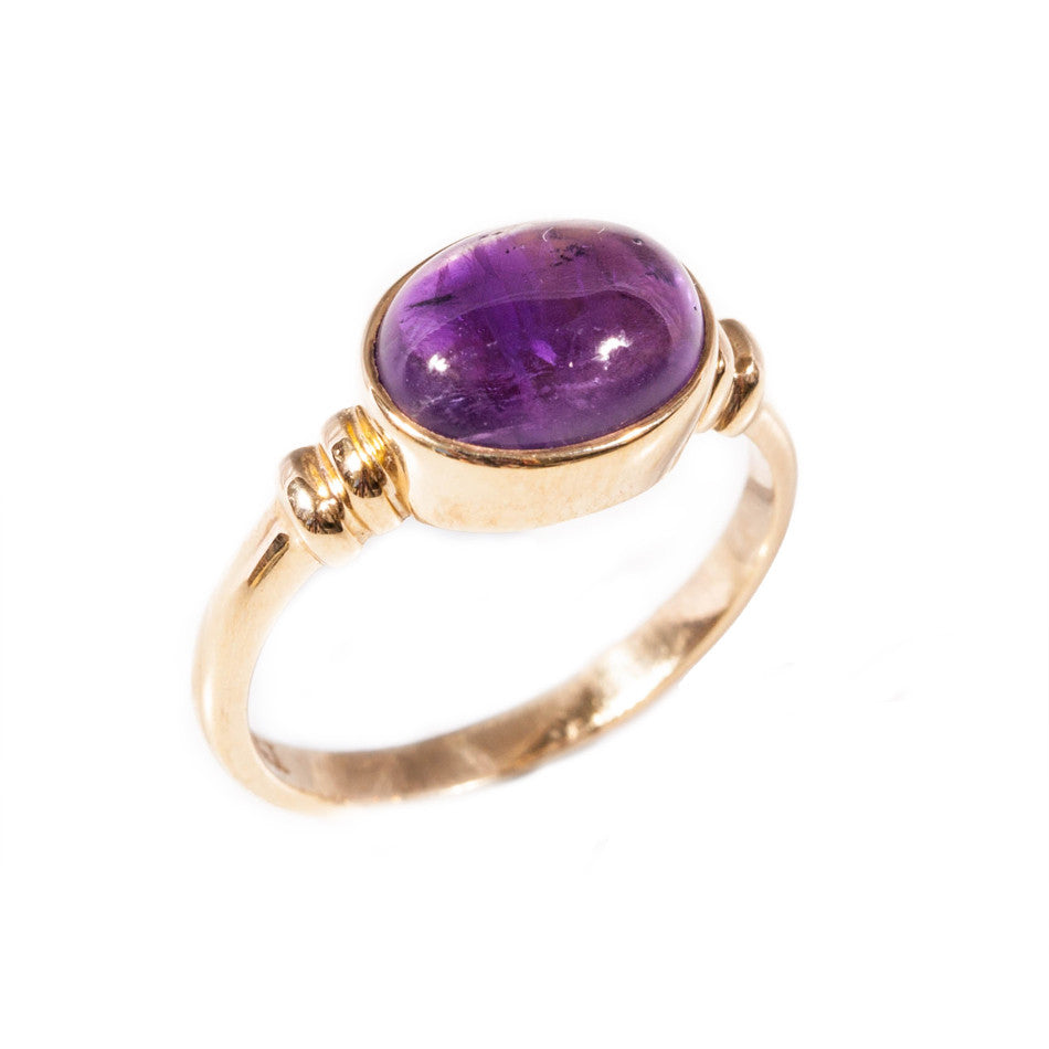 Cabachon amethyst ring set in 9ct yellow gold