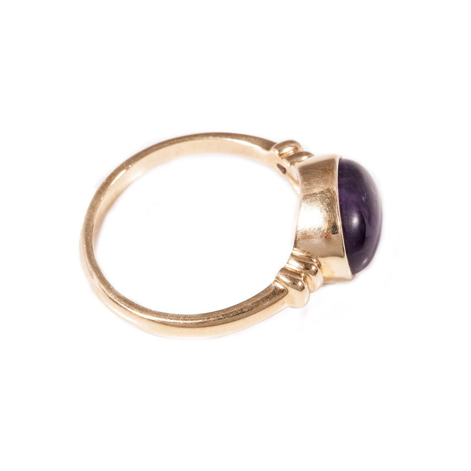 Cabachon cut amethyst ring set in 9ct yellow gold