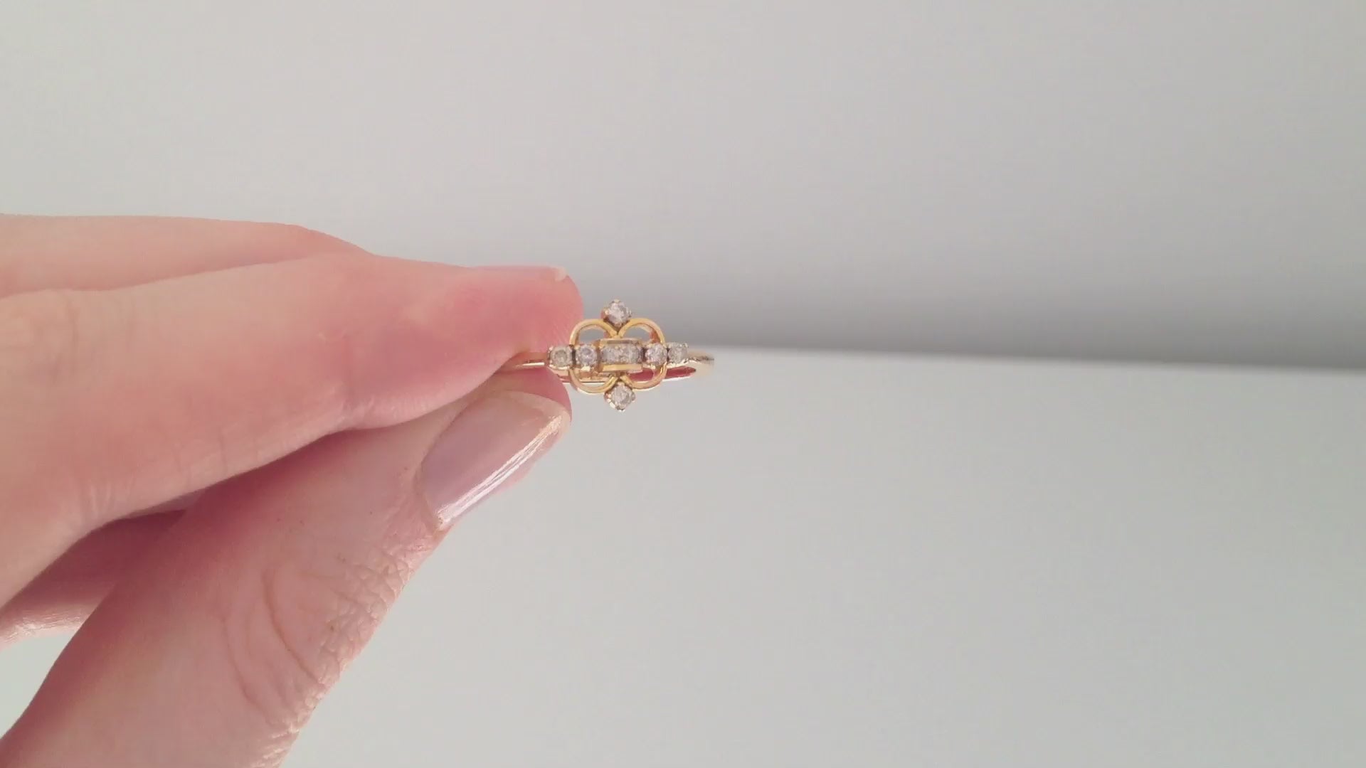 Vintage fleur de lys diamond ring in 18ct yellow gold