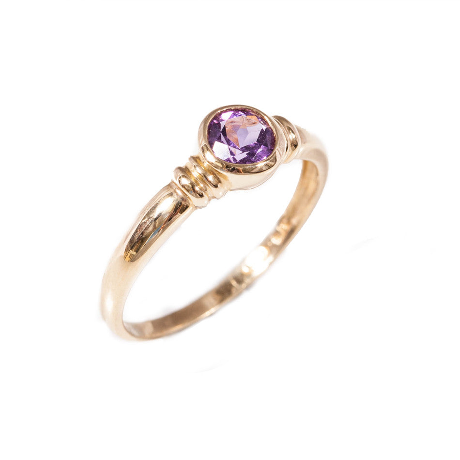 Amethyst ring set in 9ct gold