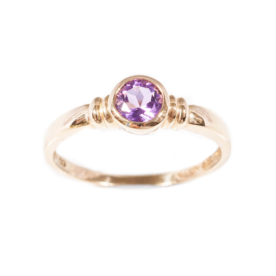 Amethyst ring set in 9ct gold