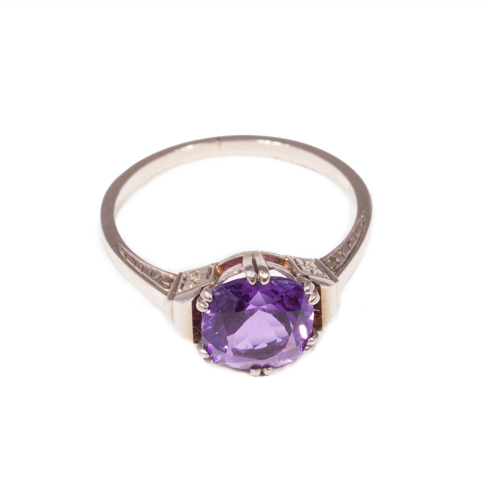 Vintage amethyst ring in 14ct white gold