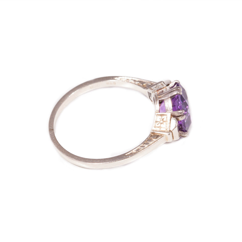Vintage amethyst ring in 14ct white gold
