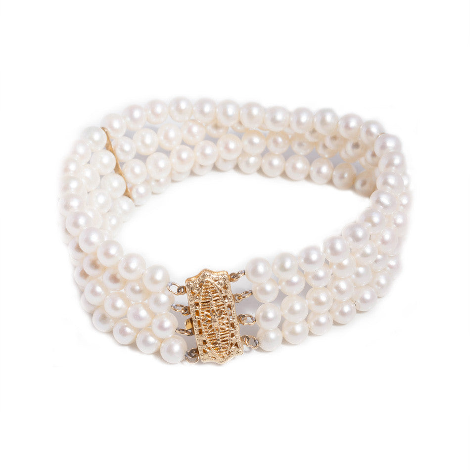 freshwater Pearl Bracelet with 14ct yellow gold clasp.